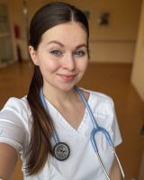 Květa Vítová – doktorka a zakladatelka MugStyle v bílé uniformě se stetoskopem